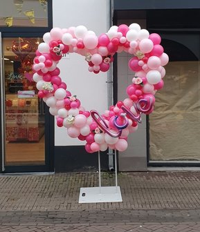 Lovedeco - Organic ballonnenhart roze en wit met bloemen en love script