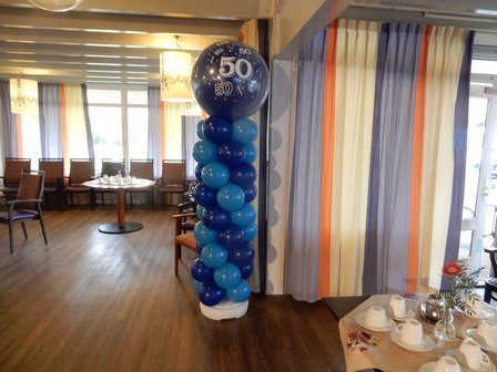 Lovedeco - Standaard ballonpilaar met bedrukte topballon uit assortiment 50 blauw
