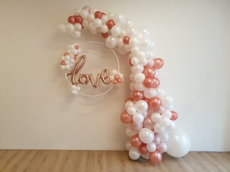 Lovedeco - Organic ballonnenboog rosé goud en wit met Love hoepel