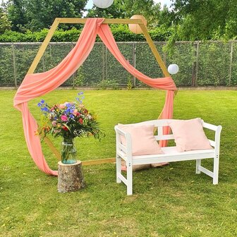 Lovedeco - Houten Hexagon backdrop met peach doeken en bloemstuk op boomstam en wit bruidsbankje