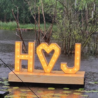 Lovedeco - Lichtletters Initialen H hartje J op panton in het water bij Restaurant Parckhoeve in Schiedam