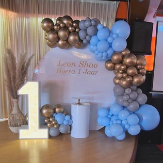 Lovedeco - Cirkel backdrop verjaardag decoratie met lichtcijfer en taarttafel