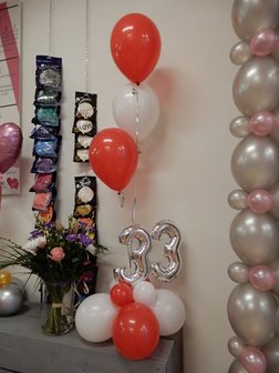 Lovedeco - Bescheiden cijfer ballonboeket rood, wit en zilver 33 jaar