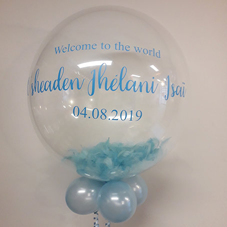 Lovedeco - Bubble ballon met eigen tekst gevuld met veren, welcome to the world sheaden blauw