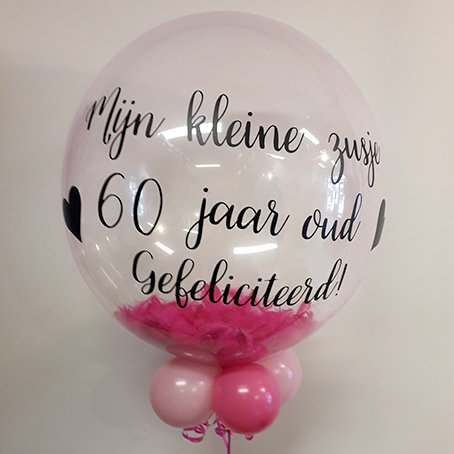Lovedeco - Bubble ballon met eigen tekst gevuld met veren, mijn zusje 60 jaar verjaardag gefeliciteerd, roze zwart