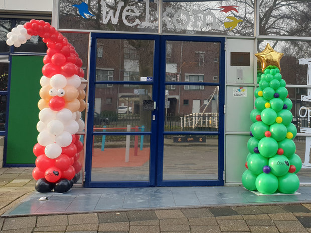 Lovedeco - Kerstfeest entree decoratie kerstman en kerstboom van ballonnen