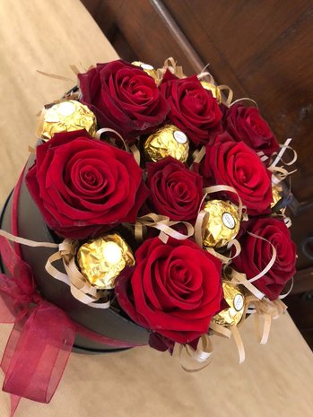 Lovedeco - Valentijn rozenbox met ferrero rocher medium