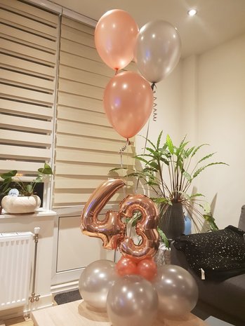 Lovedeco - Bescheiden cijfer ballonboeket rose gold en zilver 43 jaar